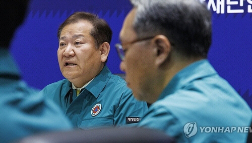 중앙재난안전대책본부 2차장인 이상민 행정안전부 장관이 14일 오전 서울 종로구 정부서울청사 상황실에서 열린 의사 집단행동 대응 중대본 회의에 참석해 정부의 입장과 대책을 말하고 있다. [연합뉴스]